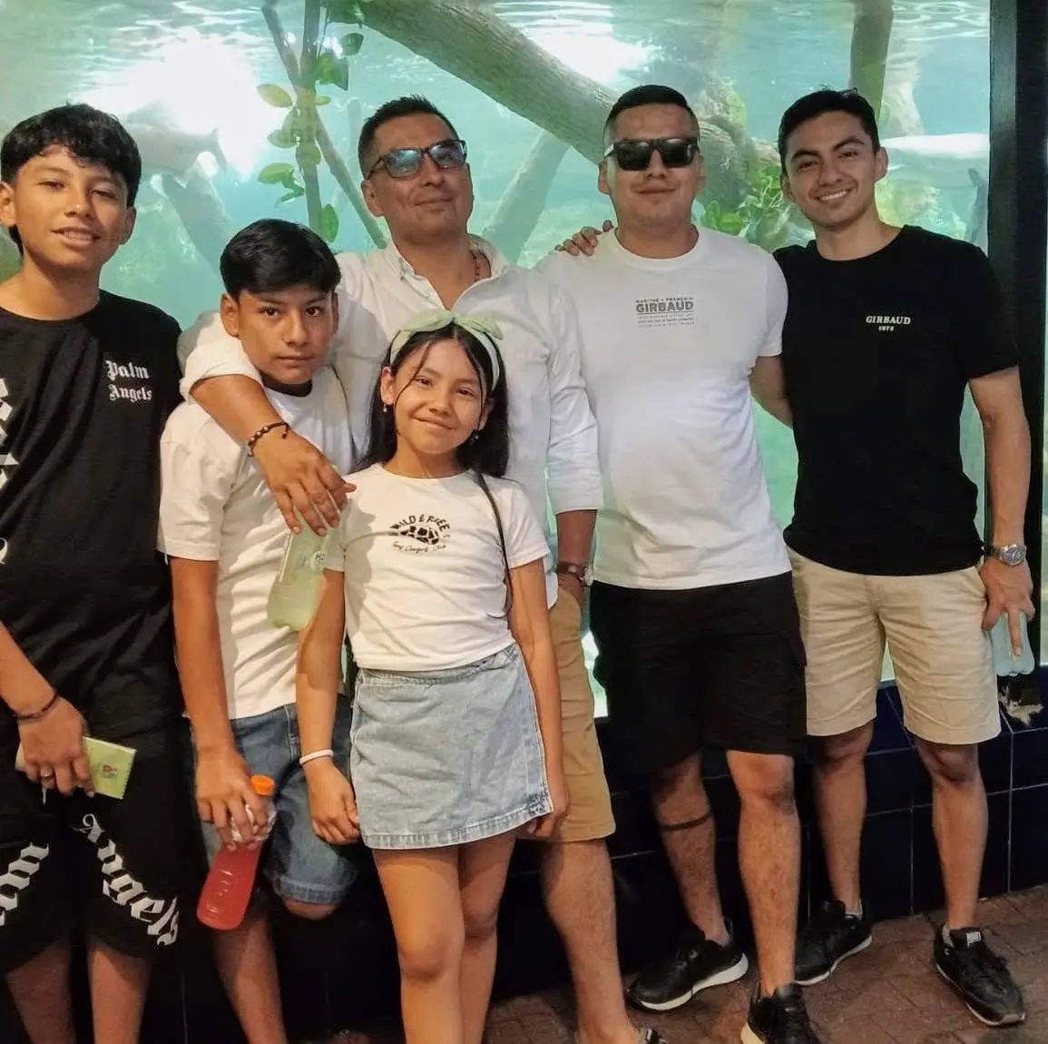 Víctor Armando con su familia