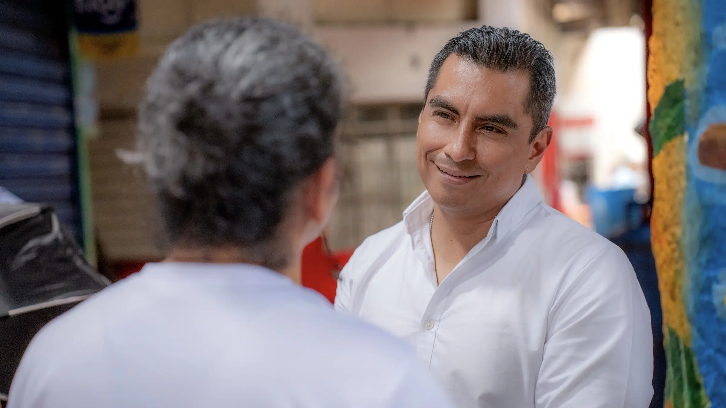 Víctor Armando compartiendo con la gente en la galería