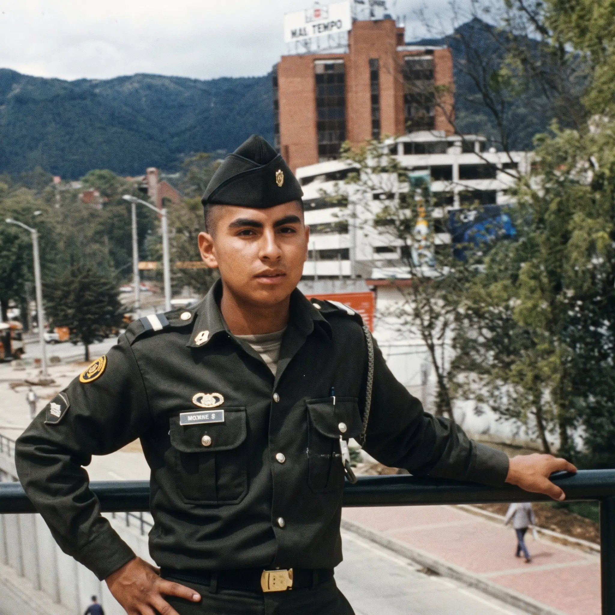 Presté el servicio militar en Bogotá y salí como subteniente de la reserva.