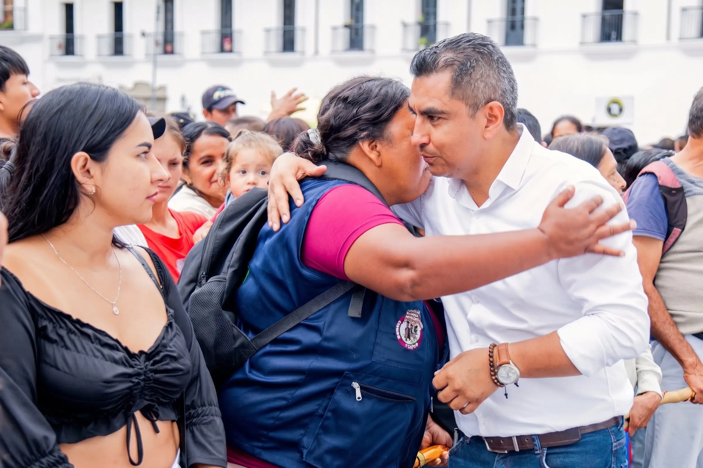 Víctor Armando saluda a la gente en el centro de Popayán