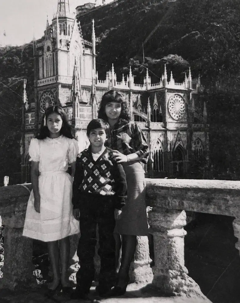 Recuerdo de familia en el santuario de Las Lajas